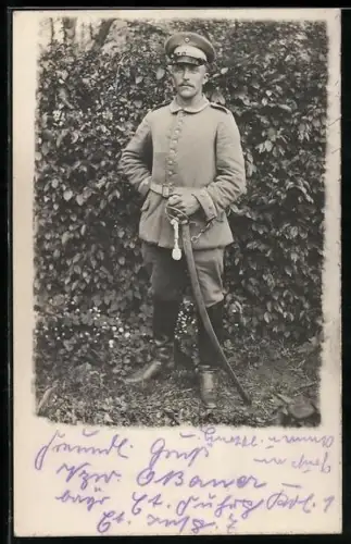 Foto-AK Vize-Feldwebel in Uniform mit Schirmmütze und Säbel