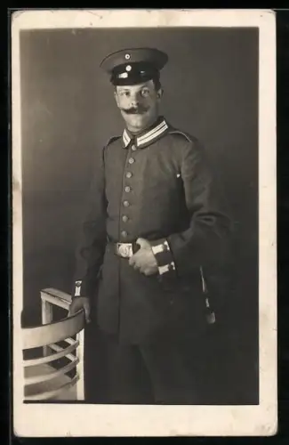 Foto-AK Garde-Soldat in Uniform mit Schirmmütze und Bajonett