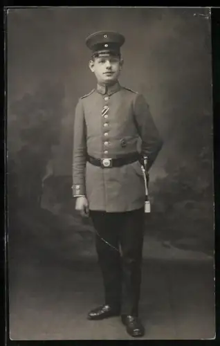 Foto-AK Soldat der Infanterie in Uniform mit Bajonett, Band zum EK II 1914 und Verwundetenabzeichen