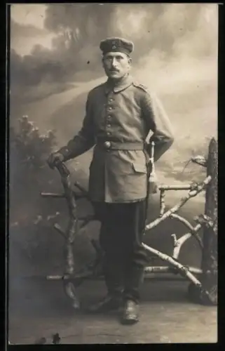 Foto-AK Soldat vom Feld-Art.-Rgt. Nr. 65 in Feldgrau Uniform mit Krätzchen und Bajonett