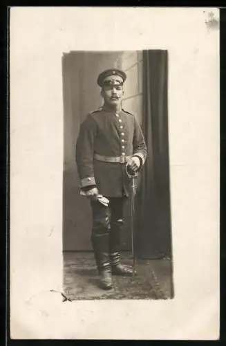 Foto-AK Soldat in Uniform mit Schirmmütze und Säbel
