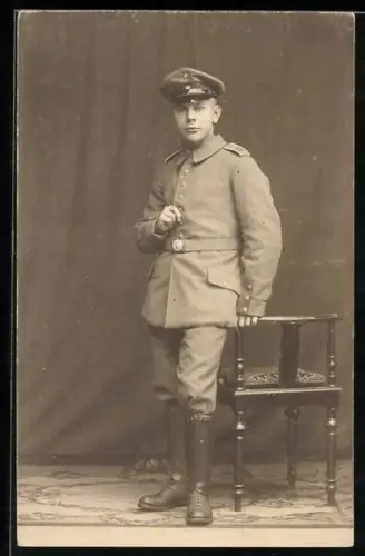 Foto-AK Soldat vom Inf.-Rgt. Nr. 201 in Feldgrau Uniform mit Schirmmütze