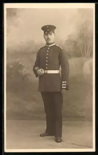 Foto-AK Garde-Soldat im Waffenrock mit Schirmmütze und Bajonett