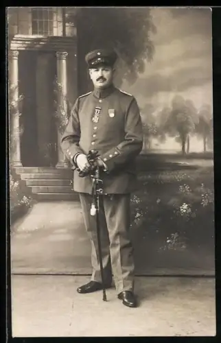 Foto-AK Offizier in Uniform mit Schirmmütze, EK II 1914 und Dienstauszeichnung