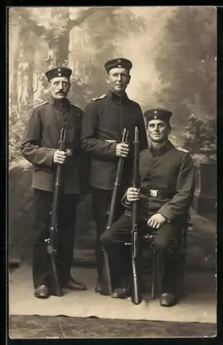 Foto-AK Drei Landwehr-Soldaten in Uniform mit Krätzchen und Gewehr 88
