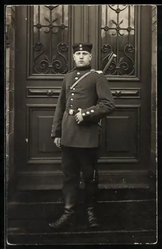 Foto-AK Soldat in Uniform mit Krätzchen, Gewehr und Bajonett