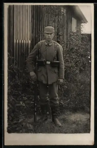 Foto-AK Soldat der Infanterie in Feldgrau Uniform mit Pickelhaube mit Überzug, Koppeltaschen und Gewehr