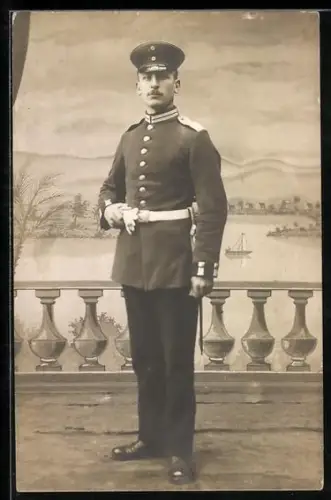 Foto-AK Gade-Soldat in Uniform mit Schirmmütze und Bajonett