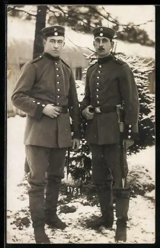 Foto-AK Zwei Soldaten in Uniform mit Krätzchen und Bajonett