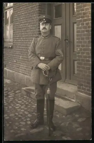Foto-AK Vize-Feldwebel der Landwehr vom Batl. Nr. 17 in Uniform mit Schirmmütze und Säbel