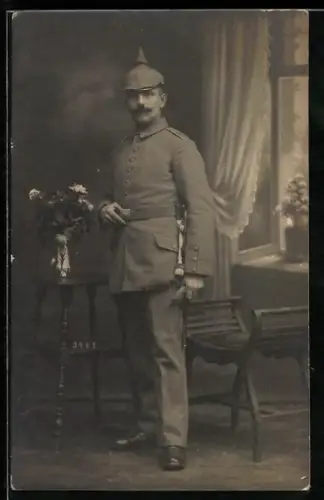 Foto-AK Soldat vom Inf.-Rgt. Nr. 144 in Feldgrau Uniform mit Pickelhaube und Bajonett