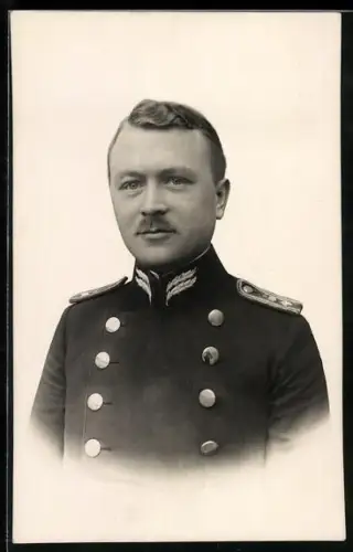 Foto-AK Beamter im Oberleutnant-Rang