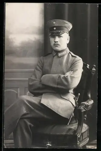 Foto-AK Soldat in Feldgrau Uniform mit Schirmmütze und Grabendolch