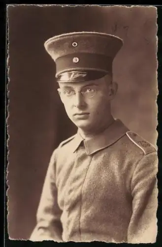 Foto-AK Soldat vom Inf.-Rgt. Nr. 73 in Feldgrau Uniform mit Schirmmütze