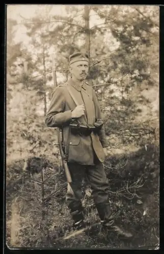 Foto-AK Landwehr-Soldat vom Landwehr-Rgt. 12 in Feldgrau Uniform mit Krätzchen, Patronentaschen und Gewehr