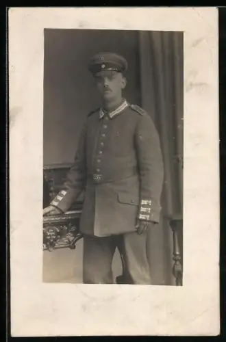 Foto-AK Garde-Soldat in Uniform mit Schirmmütze