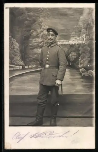Foto-AK Garde-Soldat in Feldgrau Uniform mit Schirmmütze und Bajonett