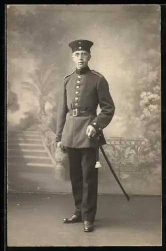 Foto-AK Soldat vom Feld-Art.-Rgt. Nr. 83 in Uniform mit Dienstmütze und Säbel