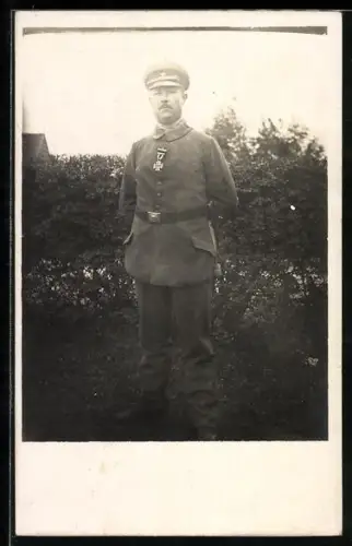 Foto-AK Soldat in Feldgrau Uniform mit Schirmmütze, EK II 1914 und Bajonett