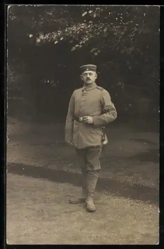 Foto-AK Soldat in Feldgrau Uniform mit Krätzchen und Bajonett