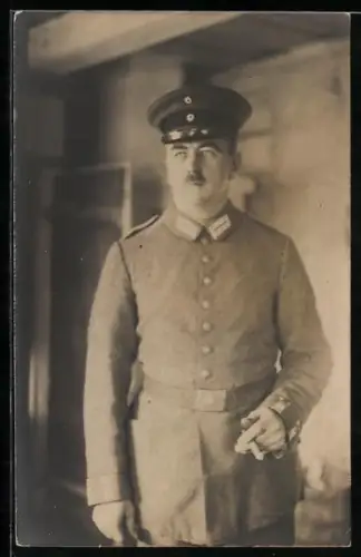 Foto-AK Soldat der Infanterie in Feldgrau Uniform in Feldgrau Uniform mit Schirmmütze