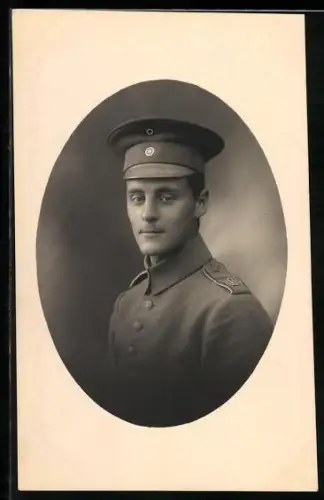 Foto-AK Einjährig-Freiwilliger vom Inf.-Rgt. Nr. 104 in Feldgrau Uniform mit Schirmmütze