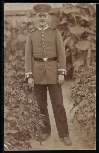 Foto-AK Einjährig-Freiwilliger Garde-Unteroffizier im Waffenrock mit Schirmmütze