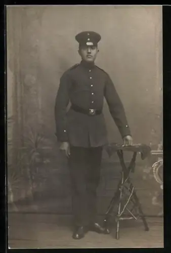 Foto-AK Soldat in Uniform mit Schirmmütze