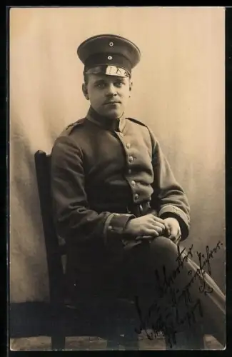 Foto-AK Unteroffizier der Fliegertruppe in Uniform mit Schirmmütze