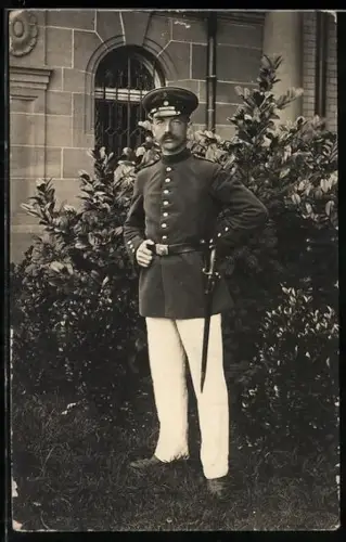 Foto-AK Soldat in Uniform mit Schirmmütze und Bajonett