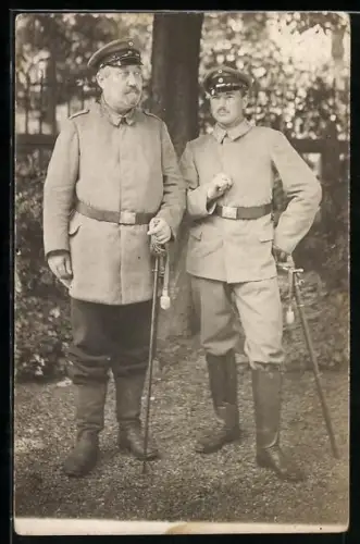 Foto-AK Zwei Landwehr-Unteroffziere in Feldgrau Uniform mit verdeckter Knopfleiste, Schirmmütze und Säbel