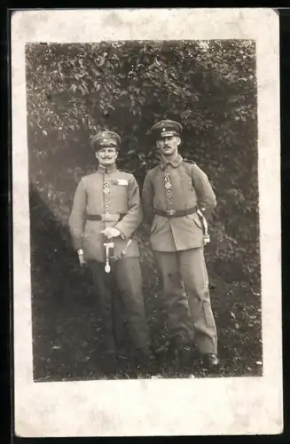 Foto-AK Soldat und Unteroffzier in Feldgrau Uniform mit Schirmmütze, EK II 1914 und Säbel