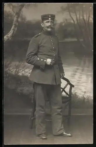 Foto-AK Soldat vom Inf.-Rgt. Nr. 22 in Uniform mit Krätzchen