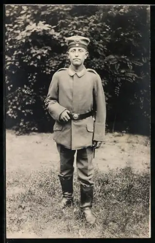 Foto-AK Soldat in Feldgrau Uniform mit Krätzchen und Bajonett