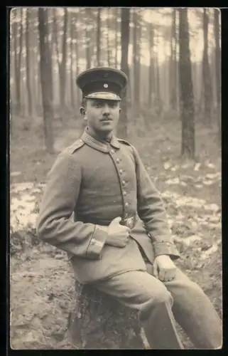 Foto-AK Garde-Soldat in Uniform mit Schirmmütze