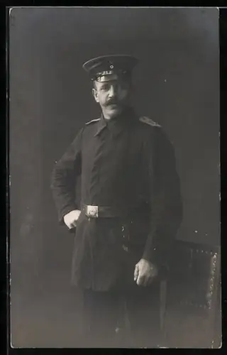 Foto-AK Soldat vom Inf.-Rgt. Nr. 87 in Uniform mit verdeckter Knopfleiste und Schirmmütze