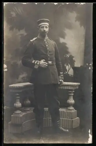 Foto-AK Garde-Soldat in Uniform mit Krätzchen