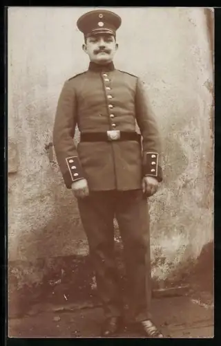 Foto-AK Soldat im Waffenrock mit Schirmmütze