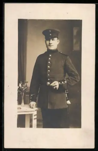 Foto-AK Soldat im Waffenrock mit Schirmmütze und Bajonett