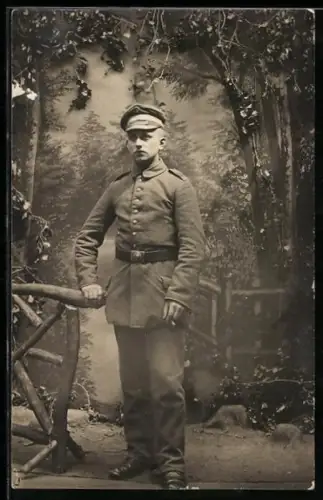 Foto-AK Soldat in Feldgrau Uniform mit Schirmmütze