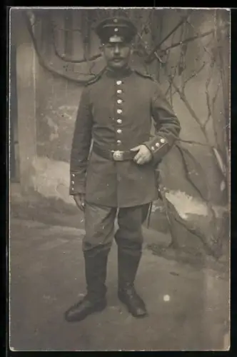 Foto-AK Soldat in Uniform mit Schirmmütze und Bajonett