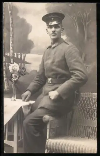 Foto-AK Soldat in Feldgrau Uniform mit Schirmmütze und Bajonett