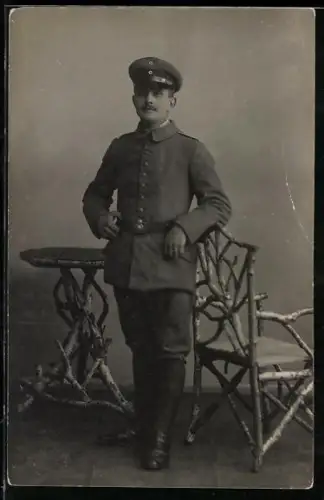 Foto-AK Soldat der Infanterie in Feldgrau Uniform mit Schirmmütze