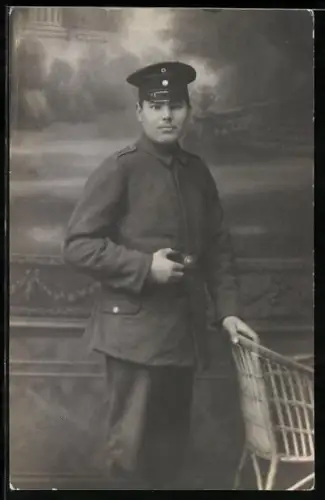 Foto-AK Soldat der Infanterie in Feldgrau Uniform mit verdeckter Knopfleiste und Schirmmütze
