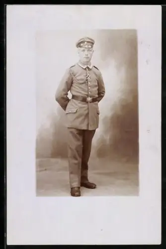 Foto-AK Unteroffizier in Uniform mit Schirmmütze, Band zum EK II 1914 und Schützenschnur 1. Stufe