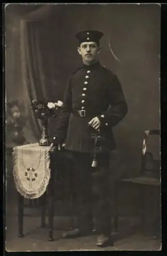 Foto-AK Soldat in Uniform mit Dienstmütze und Säbel