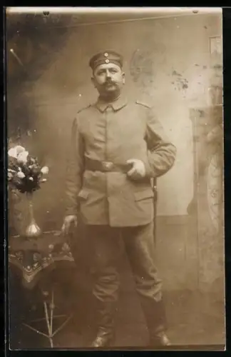Foto-AK Soldat in Feldgrau Uniform mit Krätzchen und Bajonett