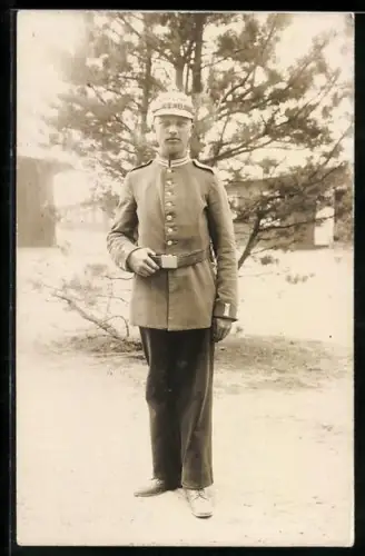Foto-AK Garde-Soldat in Uniform mit Pickelhaube