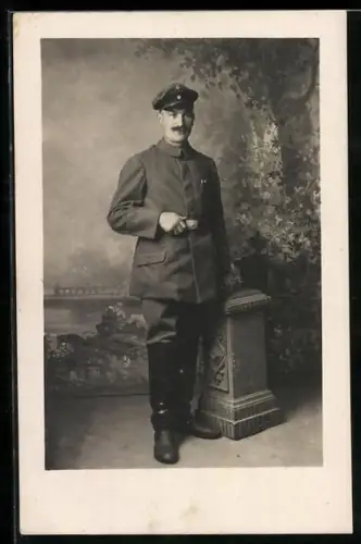 Foto-AK Soldat in Feldgrau Uniform mit Schirmmütze und Feldspange zum EK II 1914