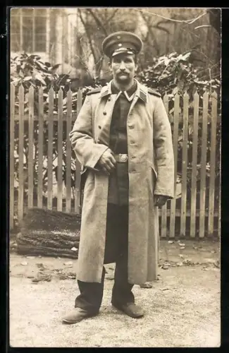 Foto-AK Landwehr-Unteroffizier in Uniform mit Mantel und Schirmmütze
